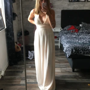 långklänning  - Jättefin långklänning, med fin detalj som gör att midjan kommer fram, kors i ryggen 