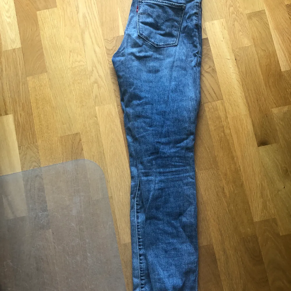 Levis jeans, modell 721. Sparsamt använda, kanske 3-5 ggr. Kan mötas upp i Sollentuna! Nypris 999 kr. Jeans & Byxor.