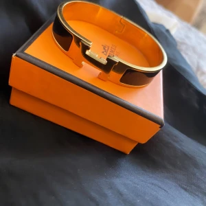 Hermés armband - Elegant hermés armband i svart/guld, först till kvarn ❣️