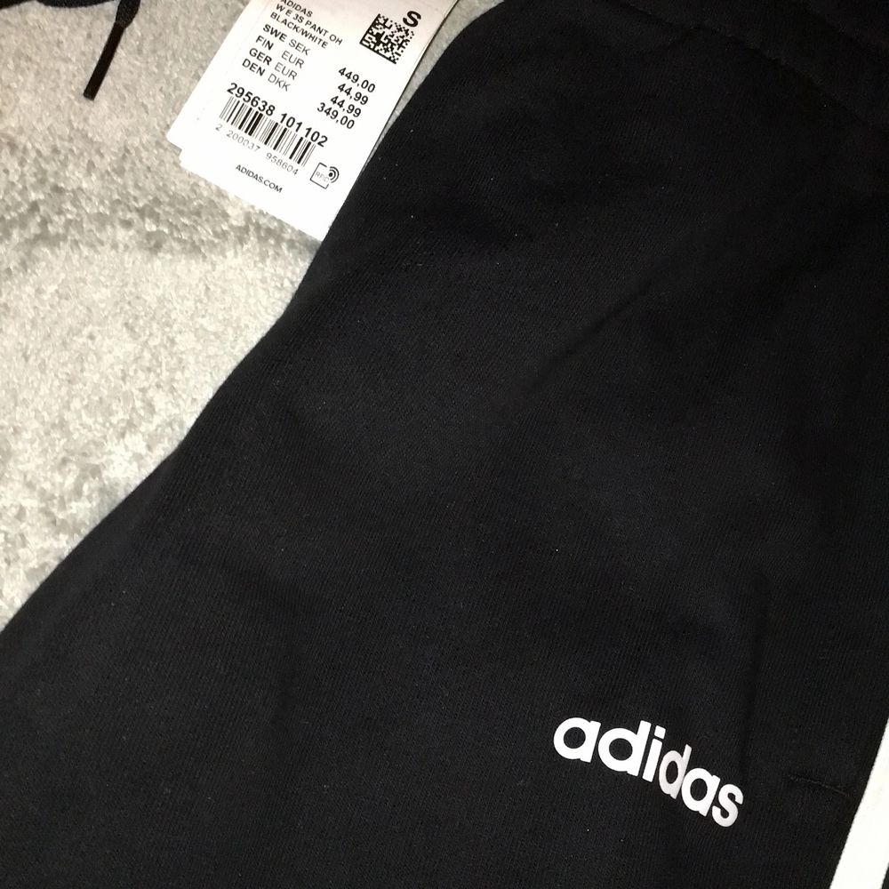 2 helt nya oanvända adidas mjukisar och leggings. Nypris för båda tillsammans är 800kr. Jag säljer båda för 450kr med 100kr frakt för båda I samma paket så 550kr totalt🥰 enskilt pris står i min profil. Går inte lägre i pris😊. Jeans & Byxor.