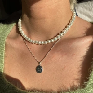 pärlhalsband  - Pärlhalsband gjort av vita, vaxade glaspärlor! Går att förlänga med en kedja på 3-4cm🥰 Frakt INGÅR i priset (64 + 11kr frakt)❤️ (OBS! fjärilshalsbandet ingår INTE!) 