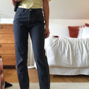 Svarta jeans 💓💓🦋 - Svarta/grå jeans från Zara. Är superdupersköna och har en lite lös modell. Har bara använt ett fåtal gånger då de är ganska stora i midjan. Brukar ha storlek S. Men med ett skärp sitter de super!!💓 Säljer för 150kr, men priset kan absolut budas! 