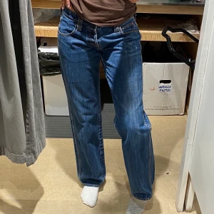 Lågmidjade jeans  - Säljer dessa jeans, om flera är intresserade blir de budgivning, startbud: 100kr💖💖 står storlek 12 skulle säga M senaste bid: 150kr