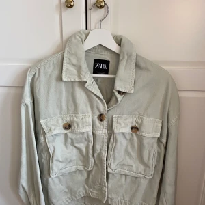 Oversize jacka från zara - Jacka från zara som är oversize, storlek S. Jättefin i färgen o modellen🥺🥰 säljer för 150 + frakt