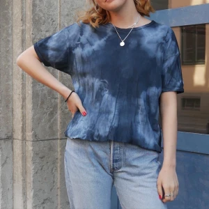 Croppad t-shirt i mörk batik  - Avklippt t-shirt i lös modell.  