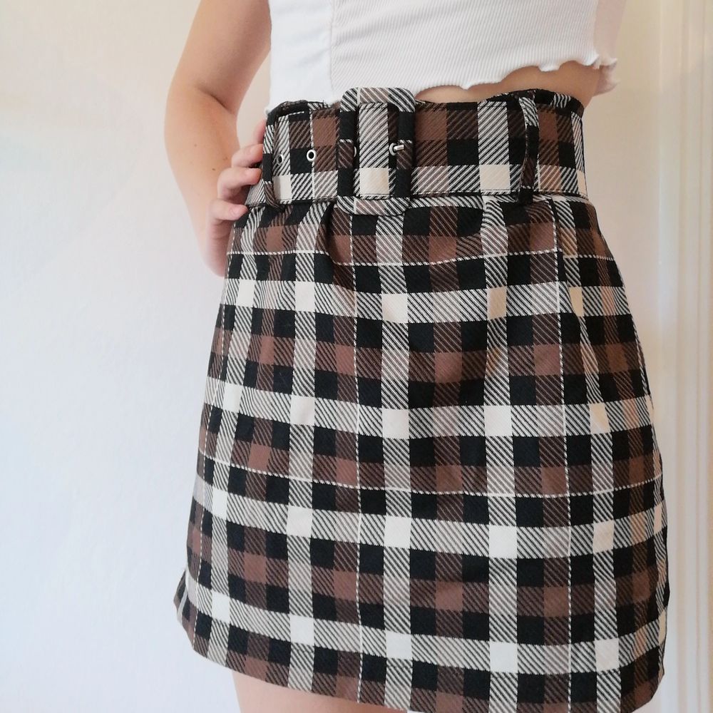Jättefin kjol med skärp från Gina Tricot i storlek 38. Använd endast ett fåtal gånger. 80 kr + frakt, kan även hämtas i Gbg 💕. Kjolar.