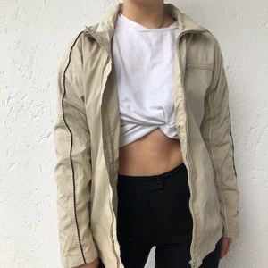 Windbreaker  - Beige windbreaker, köparen står för frakt ⚡️🥺