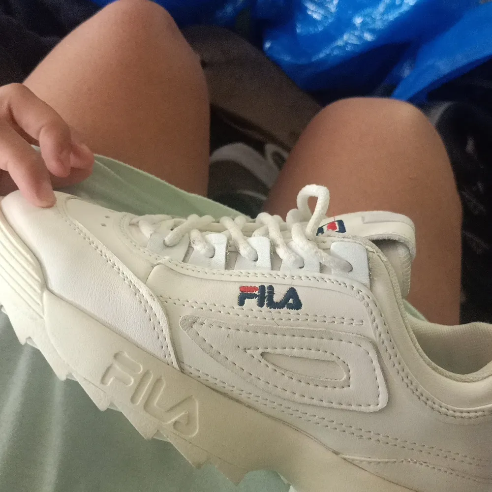 Fake fila skor , helt oanvända, säljes pga att de inte passar i storleken. Byte går! . Skor.