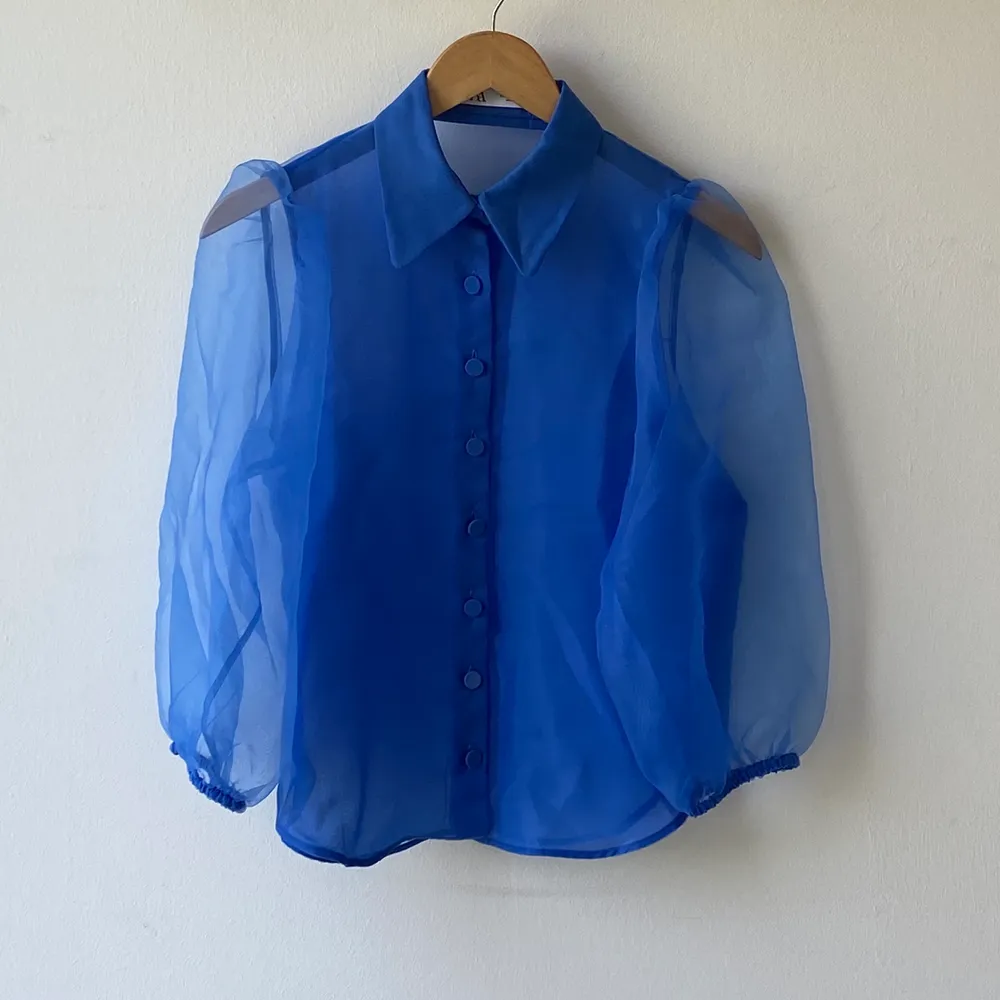 Zara woman clear blue organza shirt. Balloon sleeves, size S. Perfect condition, never worn.. Skjortor.