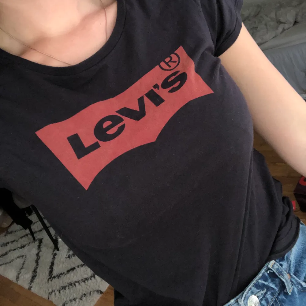 Röd/svart Levi’s tröja!. T-shirts.