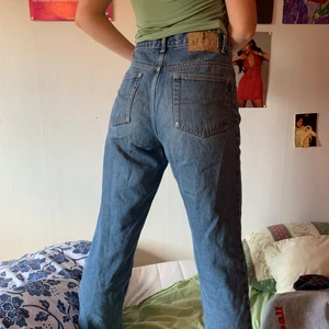 Jeans - Lite otydligt vad det är för märke men byxorna har snygg lös passform och är nästan helt oanvända! Frakten betalar köpare! Skriv för frågor!