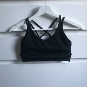 Sport topp - En svart sport topp från adidas, använd ett fåtal gånger men är förlåten för mig nu. Den är i fint skick, skriv för fler bilder😊 
