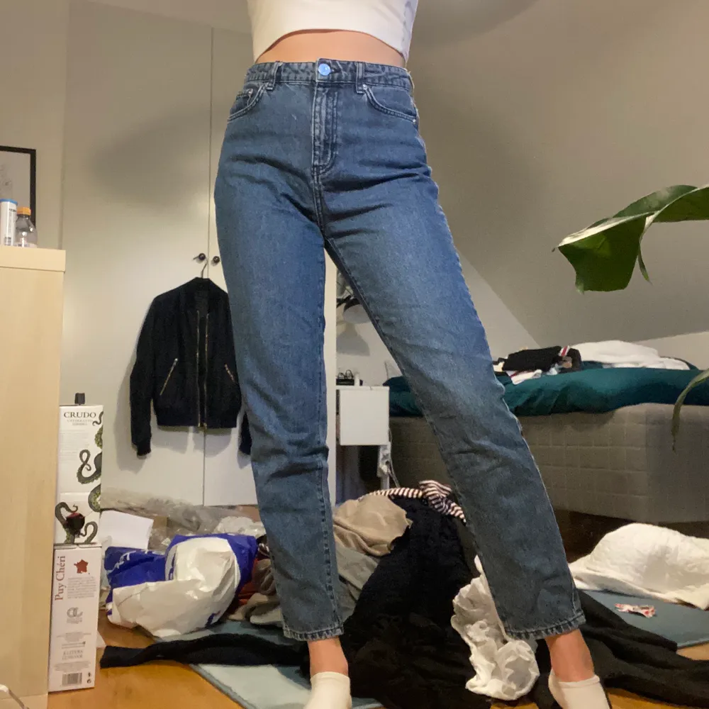 Mom jeans från Gina Tricot i strl 38. Använda fåtal gånger, fin kvalitet. Lite på gränsen till korta på mig som är 170☺️. Jeans & Byxor.