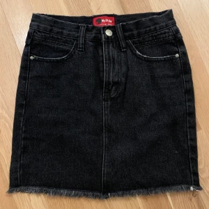 Svart jeanskjol  - Svart jeanskjol som tyvärr är för liten för mig. Hör av dig om du har några frågor! 