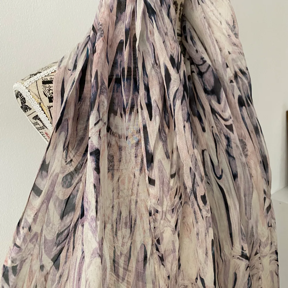 Vacker skir sjal i lila-rosa-vita-svarta mönster. Troligen från HM.. Accessoarer.