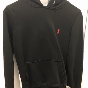 Polo  - Helt ny Polo hoodie med luva och märket med röd färg. Tvätta de 1 gång. Pris kan diskuteras 