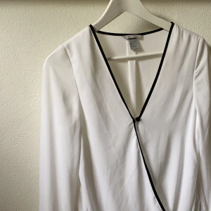 Sommar blus - Superskön och sval nu till sommaren, perfekt på midsommar 