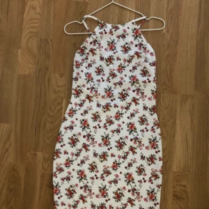 Snygg sommar klänning stl M - Helt oanvänd fin sommarklänning som är tajt och framhäver dina former. Klänningen går till strax nedanför knäna (jag är 168 cm lång)