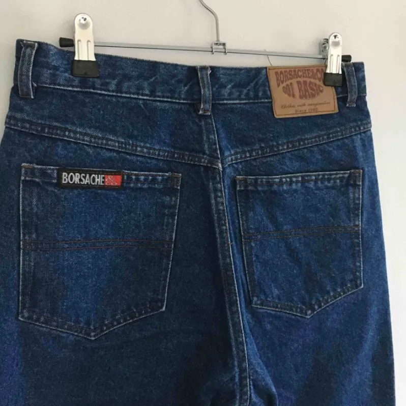 Ett par mörkblå jeans köpta second hand i Barcelona. Passar en 26 tum i waist och 32 tum i benlängd, vilket motsvarar en 34/36 i europeisk storlek. Passformen är lik Monkis modell Kimomo. I bra skick!. Jeans & Byxor.