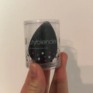 Beauty blender - Äkta Beauty blender. Endast använd en gång och därefter rengjord men har spår av smink. Kostar egentligen ca 160kr. Frakt 22kr.
