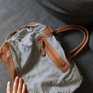 Randig väska - Rymlig väska i blåvitrandigt tyg. Använt som datorväska men passar säkert jättebra till stranden nu i sommar!