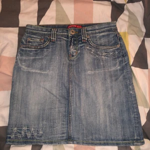 jeanskjol Stl M - En superfin jeanskjol, kan tyvärr inte visa hur den sitter på då den är för stor för mig. Frakt tillkommer !