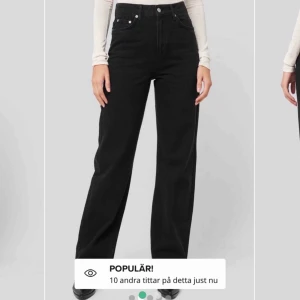 Raka Jeans  - Snygga svarta raka jeans från NAKD. Säljer då de är för stora för mig. 