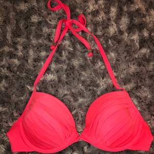 En rosa bikini som har används fåtal gånger. Det är storlek 36 men passar som en 34 också.