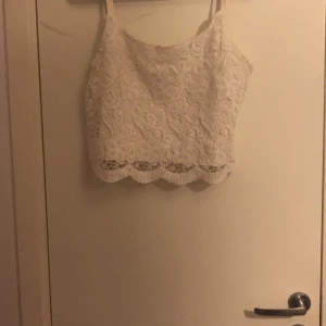 Topp - En vit topp i storleken S