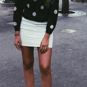 Prickig tröja från Zara - Prickig tröja från Zara i tunnare material💞 Den vita kjolen är också till salu. 