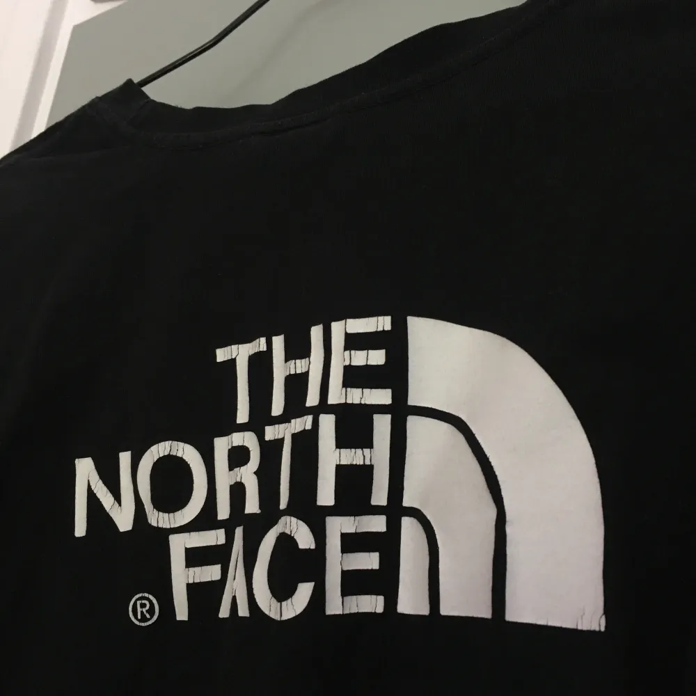 Säljer The North Face longsleev pga använder inte längre. Det är en bra svart färg på tröjan men trycket bak har spruckit. . Tröjor & Koftor.