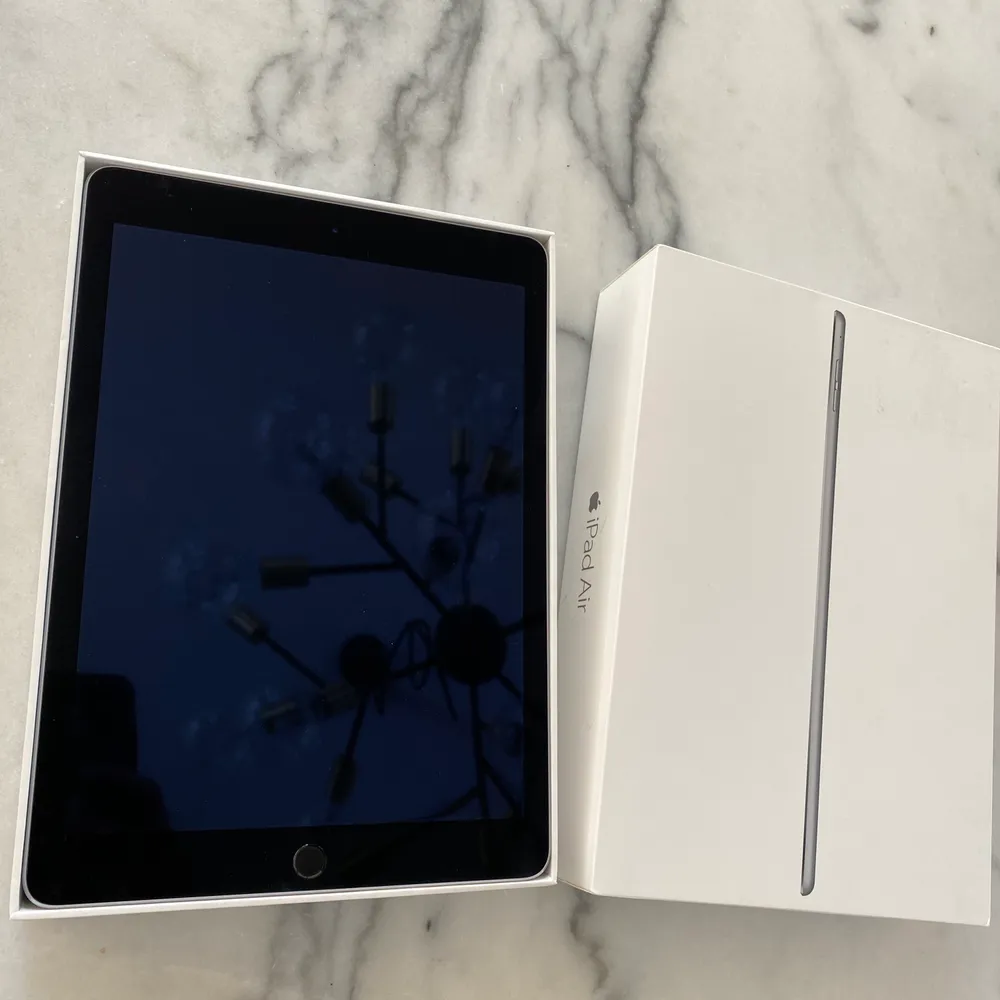 Säljer nu min iPad Air 2 16GB, den har använts i skolan i ca 4 år men är i väldigt bra skick och kommer såklart rensas och ställas om till nytt. Det är inga skador på den varken inne eller utan på. BUDA!!! Nypris är ca 4000kr. Övrigt.