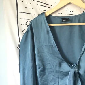 ginatricot blå blus - en fin blus i silkesmaterial 🤍 29kr frakt 🚚 
