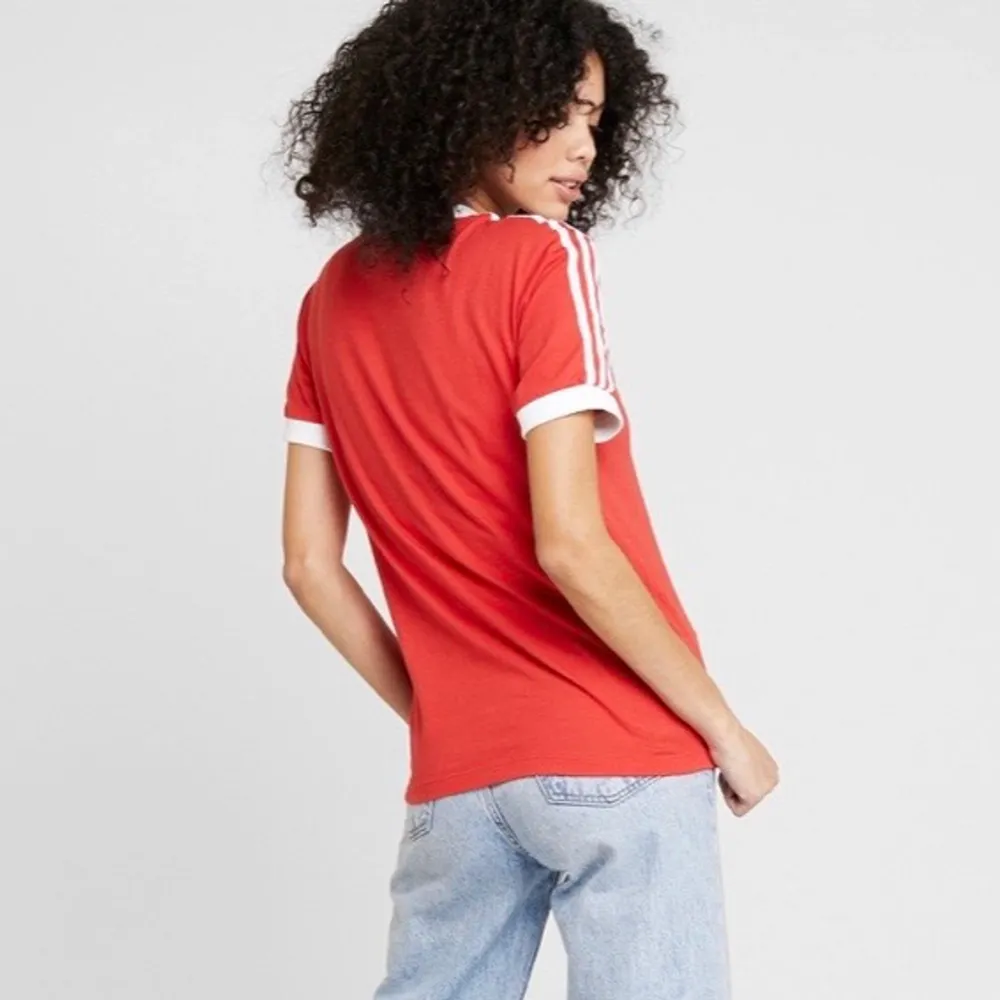 Säljer min röda sååå fina t-shirt från Adidas. Knappt använd så är i nyskick! Frakt på 63kr💕. T-shirts.