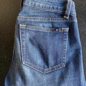 Mellanblå jeans i storlek 0 (skulle säga att det motsvarar S). Köpta för ett antal år sedan men använda få antal gånger. Frakt 59kr