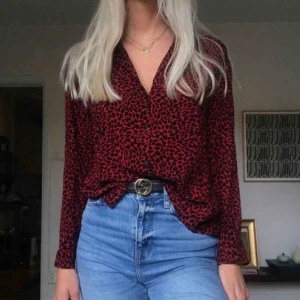Skjorta - Skjorta ursprungligen från pull & bear men köpt på plick! Köparen betalar frakt men kan även mötas upp i Uppsala, eventuellt sthlm💜💜