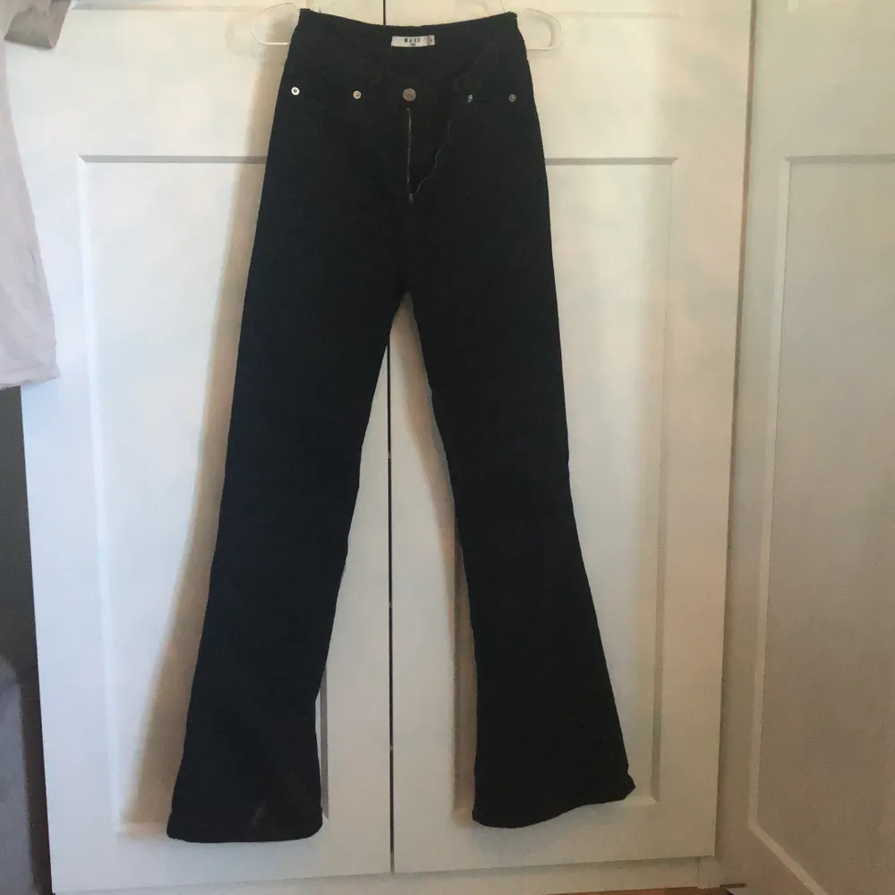 Bootcut jeans från NAKD, storlek 38, aldrig använda!! . Jeans & Byxor.