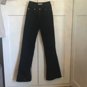 Nakd bootcut jeans, strl 38 - Bootcut jeans från NAKD, storlek 38, aldrig använda!! 