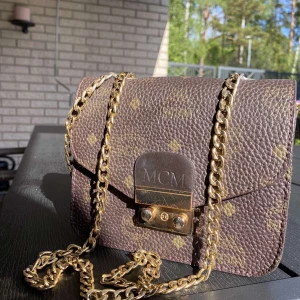 MCM väska - Säljer en MCM väska för 200. Använd runt 5 gånger. Ser helt ny ut bara att den har lite retor längst fram på guldiga öppningen. Inget som syns sålänge man ej lägger märke på de😊