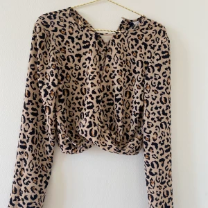 Leopard blus stl 34 - Blus från hm stl 34! Använd 1 gång😚 Frakt 30kr💕