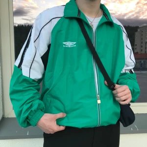 Umbro jacka  - Säljer denna gröna umbro jackan. Den är nästintill oanvänd! 🧚‍♂️