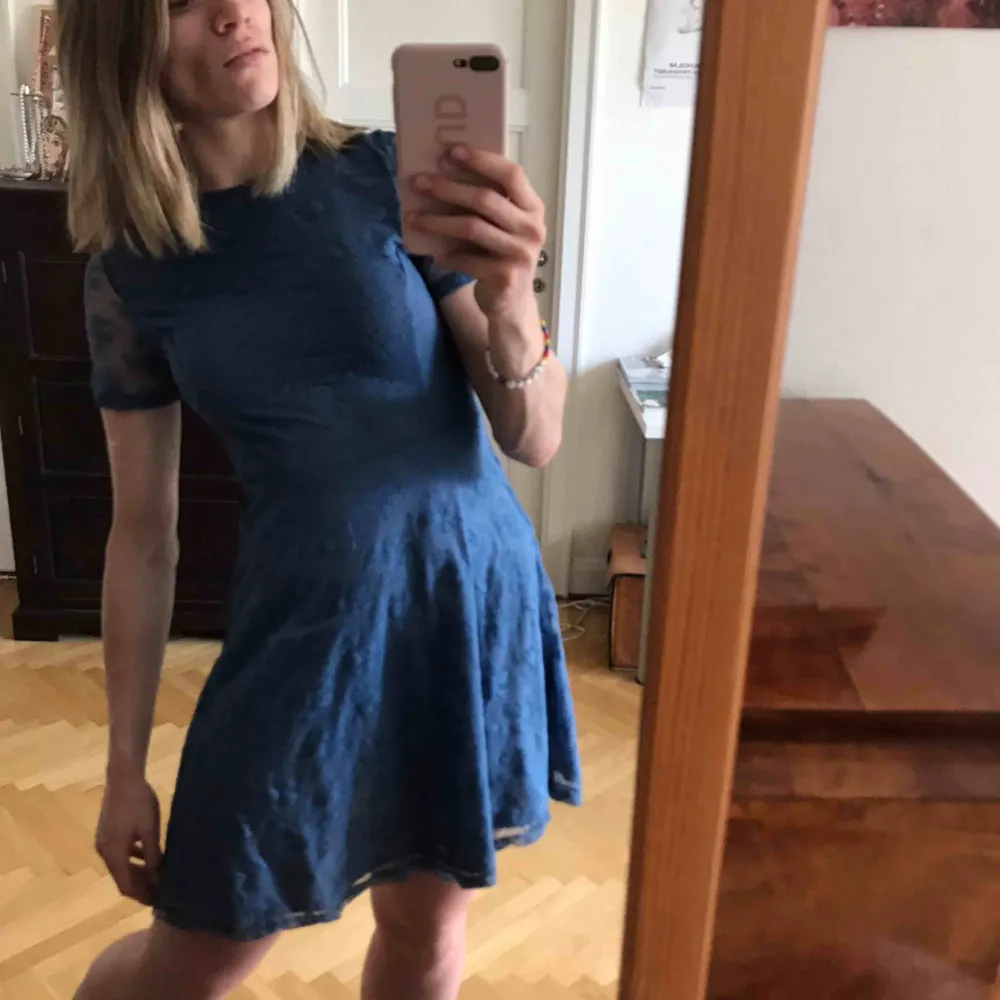 Fin blå klänning köpt på H&M. Sparsamt använd så den är i mycket bra skick. Köparen står för frakten. Kan även mötas upp i Stockholm.. Klänningar.