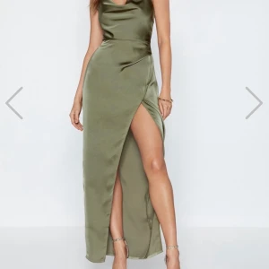 Balklänning Nasty gal - Säljer min balklänning från nasty gal i en väldigt fin grön färg. Endast använd 1 gång. Storlek: 34, jag är 162 och den passar perfekt. 