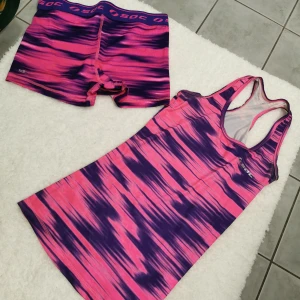 Tränings set  - Storlek 34 i linnet och 38 i shortsen. Jätteskönt material. 