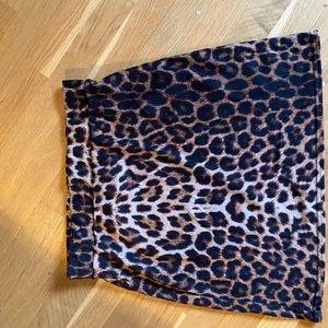 Leopardkjol - Söt leopardkjol. Sitter fint och slutar vid halva låret ungefär. 
