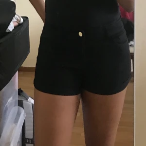 Svarta shorts  - Använt en gång! Fickor finns på fram samt baksidan. Shortsen är i god skick och passar perfekt till härliga sommardagar/kvällar ☀️ 