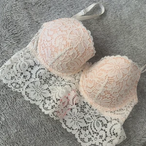 Hunkemöller BH - Vit spets bh från hunkemöller, 75C. Sparsamt använd, inga märken. 