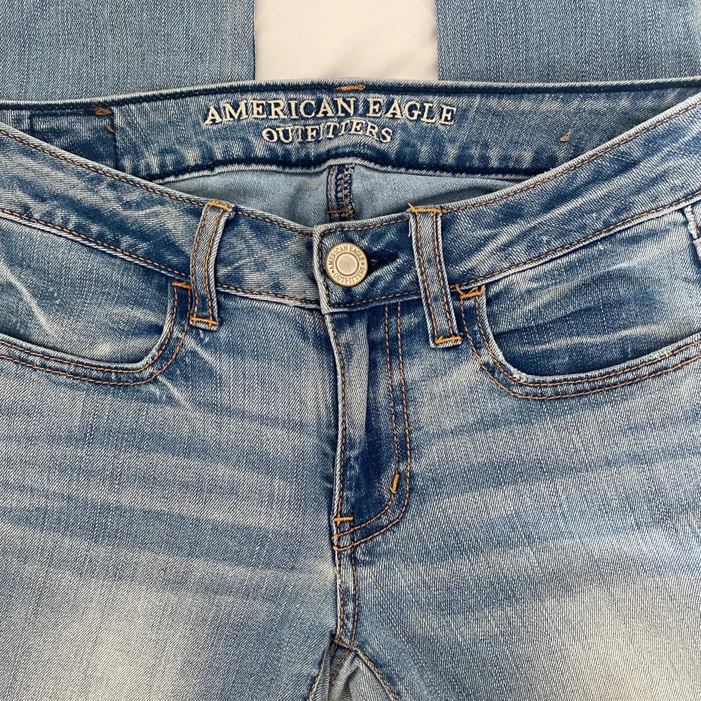 Jeans from American Eagle, sparsamt amvända i storlek 2 som motsvarar 26. Köparen står för ev fraktkostnad🌸🌸. Jeans & Byxor.