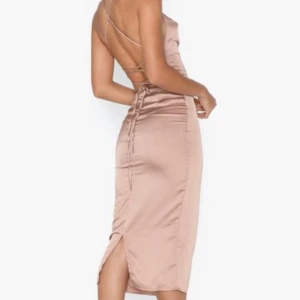 Parisian - Suuperfin klänning från Nelly, köpt i december. Tyvärr så var den för liten & jag hann aldrig skicka tillbaka den. Den är ungefär till vaderna. Har justerbara band i rygg och på axlarna. Dragkedja bak + liten slits. Prislapp kvar. Fraktkostnad tillkommer.