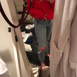 Jeans med hål - Snygga jeans med hål på knäna